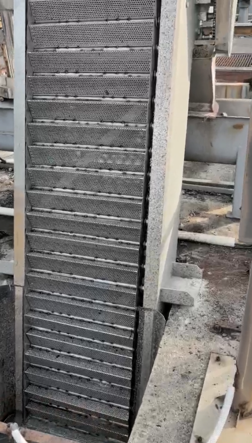 精準(zhǔn)截污 智護(hù)清澄 | 山東地衛(wèi)環(huán)保網(wǎng)板式格柵清污機(jī)，筑牢污水治理第一道防線(xiàn)